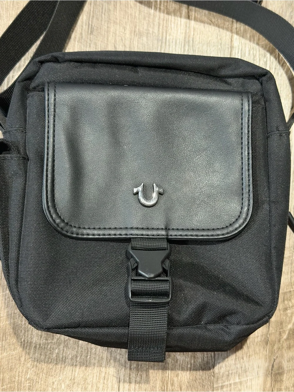 True Religion Men's Jet Cross Body Bag in black Euc